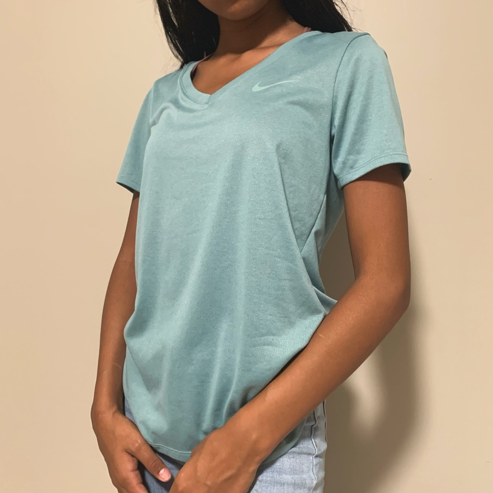 Ｌｉｇｈｔ  Ｔｕｒｑｕｏｉｓｅ  Ｔｅｅ